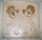 Hand- und Fußabdruck von "J.R.Ewing"
